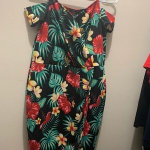 Cocktail dress with straps and side arms.